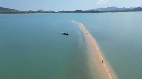 อะเมซิ่งแดนใต้ "ทะเลแหวกสันหลังมังกร เกาะพลอง" มีให้เห็นที่เกาะยาวน้อย จ.พังงา