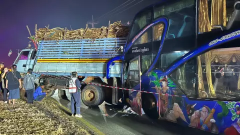 รถบัสนำ นร.ทัศนศึกษา กทม. ชนท้ายรถบรรทุกอ้อย คนขับดับ บาดเจ็บกว่า 40 