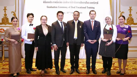 "อเล็กซ์ ไมเคิล ฮูวล์" มอบประกาศนียบัตรให้นักศึกษาฝึกงานที่โรงแรมแมนดาริน โอเรียนเต็ล