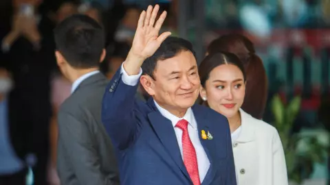 โพล ชี้ "ทักษิณ" ผู้ทรงอิทธิพลทางการเมือง ขณะ "พิธา-ธนาธร" น่าเห็นใจมากสุด