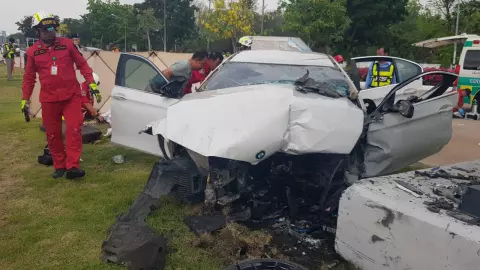 "ตาย 3 เจ็บ 1" ครอบครัวมาเลย์ เก๋งเสยแท่นปูน หักหลบรถย้อนศร