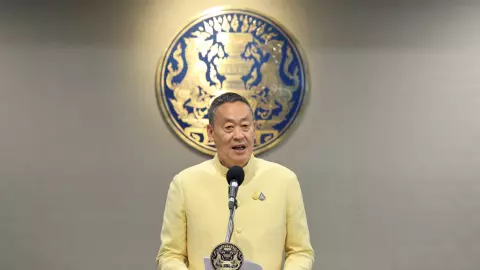 นายกฯ เชื่อ คดี "ฝรั่งเตะหมอ" ไม่บานปลาย หลัง "ชาวภูเก็ต" รวมตัวขับไล่ (คลิป)