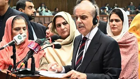 รัฐสภาปากีสถานเลือก เชห์บาซ ชาริฟ เป็นนายกรัฐมนตรีสมัยที่ 2