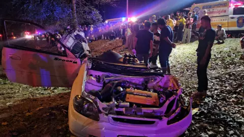 สลด เก๋งเสียหลัก พุ่งชนต้นไม้ รถพังยับ-ขาดสองท่อน ดับ 2 ศพ