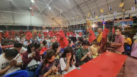 วัดสว่างฯ ทำพิธีจุดเทียน วันชาตกาล พ่อทวด "442 ปี" ลุ้นเลขอ่างน้ำมนต์