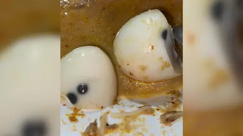 สาวสงสัยเจอ "ไข่ต้ม" ประหลาด มีจุดสีดำ ถามแม่ค้าก็ไม่ตอบ บอกแค่ไม่คิดเงิน