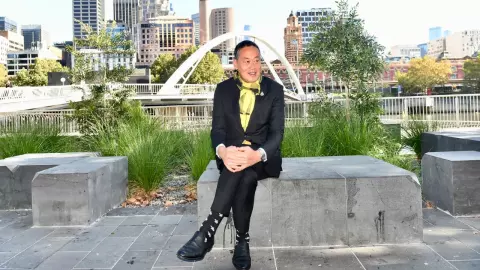 สุดเก๋ “เศรษฐา” สวมถุงเท้าลายโคอาลา-ใช้ผ้าขาวม้ากาฬสินธุ์พันคอเยือนออสเตรเลีย