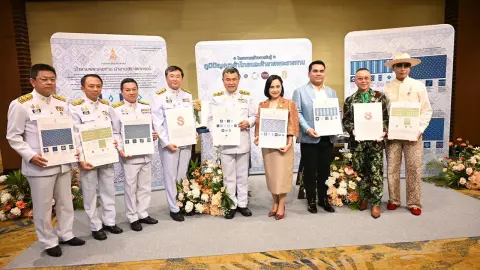 มท.จัดพิธีมอบแบบลายผ้าพระราชทาน “ผ้าลายสิริวชิราภรณ์”