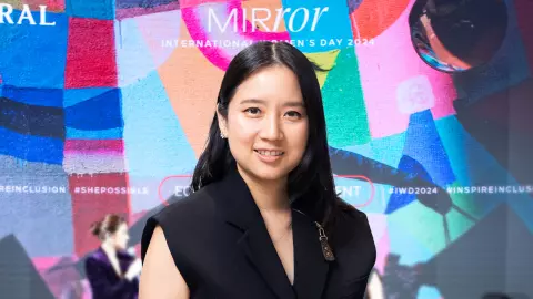 สลัดภาพ “อยู่กับเหย้า เฝ้ากับเรือน” เพราะ “ผู้หญิง” เป็นได้มากกว่ากรอบที่สังคมขีดไว้