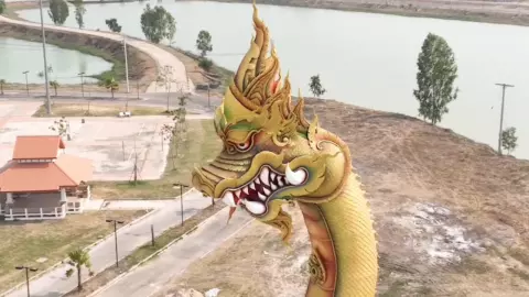 น้อมรับทุกคำวิจารณ์ รูปปั้น "พญานาค" ตาปรือ ช่างยืนยันตั้งใจให้เห็นอีกมุม (คลิป)