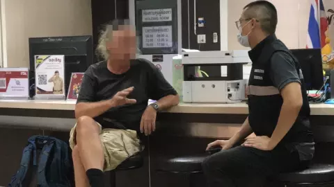 "ฝรั่งฉุนหญิงไทย" กดหัว-ต่อยไม่ยั้ง กลางห้างเมืองตรัง รถเข็นเป็นเหตุ (คลิป)