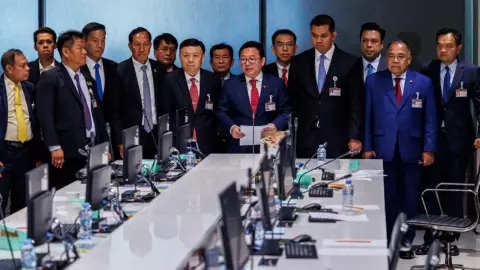 ฝ่ายค้าน เคาะยื่นซักฟอก ไม่ลงมติ รอชำแหละ 6 ประเด็น ปชป.จองกฐิน "ทักษิณ"