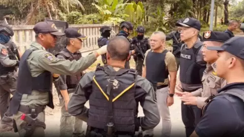 ตำรวจจับตาย "อึ้ง เขาพระ" พ่อค้ายาบ้า ไหวตัว ปาระเบิดใส่ ในมือยังกำอีกลูก