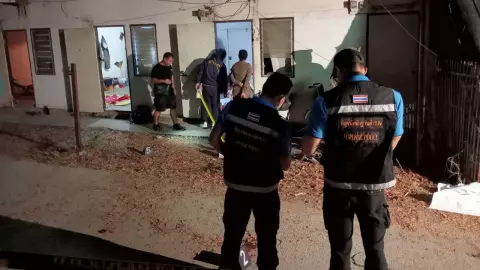 หนุ่มหึงโหด เห็นเมียรักนอนกับชายหนุ่ม คว้ามีดแทงดับ ใช้สากทุบเมียสาหัส