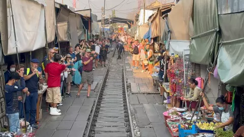 นักท่องเที่ยวฝ่าฝืนยืนขวางรถไฟเพื่อเซลฟี่ที่ตลาดร่มหุบ หวั่นจากจุดขายจะกลายเป็นจุดตาย