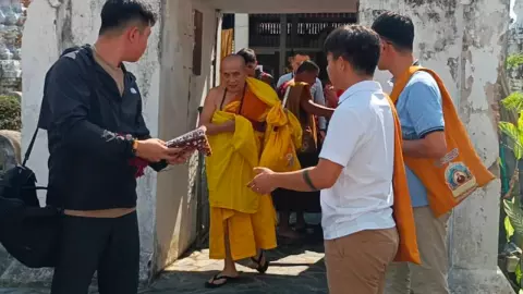 ครูบาบุญชุ่ม เดินทางจากเชียงรายกราบสรีรสังขาร พระราชจินดานายก