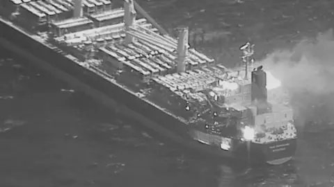 กบฏฮูตีเหิม ยิงมิสไซล์โจมตีเรือสินค้า จนมีผู้เสียชีวิตเป็นครั้งแรก