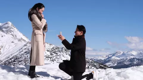 ดาราสาว ถูก เอ วราวุธ คุกเข่าขอแต่งงาน ท่ามกลางหิมะในเยอรมนี 