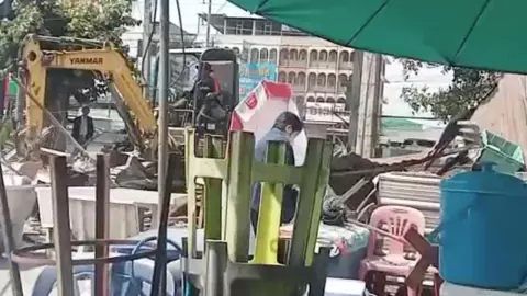 คนขายโอด ถูกรถแบ็กโฮรื้อร้าน ทำลูกค้าหนีอลหม่าน ไม่ได้เงิน แถมทรัพย์สินพัง