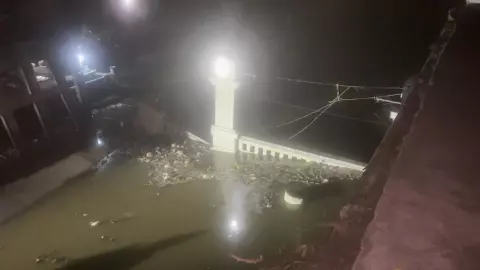 สะพานข้ามคลองหลวงแพ่งพัง ตัดขาดฝั่งฉะเชิงเทรา กับลาดกระบัง กทม. 