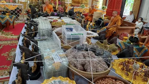 พระเกจิร่วมพิธีพุทธาภิเษกพระรุ่นปลดหนี้ที่วัดใน จ.ลำพูน