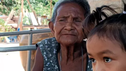 สุดรันทด ทวดตาบอดดูแลเหลน 4 ขวบลำพัง ยังชีพด้วยเบี้ยคนชราพิการ 1,500