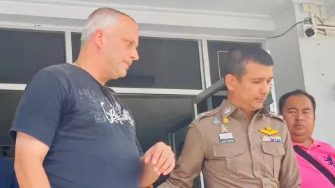 โดนถอนวีซ่าแล้ว ตม.กักฝรั่งซ่า เลิกกร่างขอโทษกู้ชีพ ทวงชายหาดมีอีกม็อบ (คลิป)