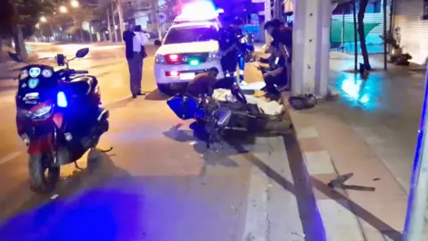 หนุ่ม นศ.ราม ขี่บิ๊กไบค์ไปส่งแฟน หลุดโค้งชนเสาไฟดับสลด 