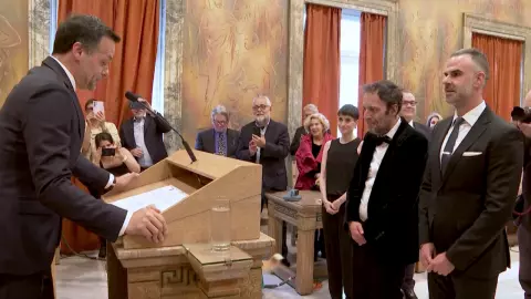 ศาลาว่าการกรุงเอเธนส์ จัดพิธีแต่งงานให้คู่รักเพศเดียวกันเป็นคู่แรก