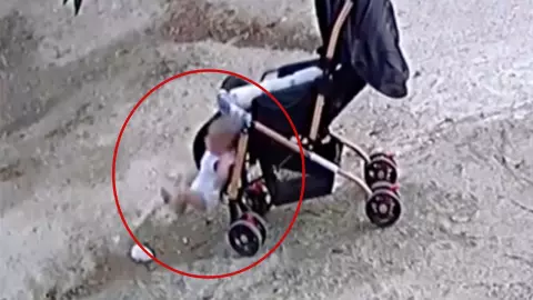 คลิปวงจรปิด เด็กน้อย 3 เดือน ไหลตกจากรถเข็น โชคดีเจ็บเล็กน้อย