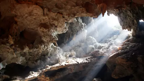 เปิดคำทำนายฝันเห็นถ้ำสว่าง ถ้ำพระ ถ้ำโบราณ มีความหมายอย่างไร?