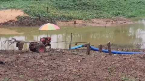 พายุฤดูร้อนทำฝนตกหนัก ชาวนาโคราชดีใจแห่สูบน้ำเข้านา หลังเผชิญความแล้งมานาน