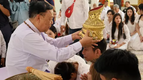 ศิลปินแห่งชาติ "หรั่ง-ไพรัช" นำทัพดาราคนบันเทิงร่วมพิธีครอบครู