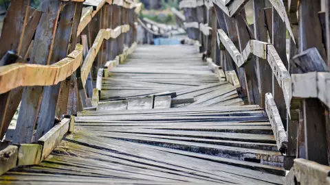 ชาวบ้าน ต.คลองหลวงแพ่ง เดือดร้อนจากสะพานข้ามคลองพังเสียหาย วอน อบต.เร่งซ่อมแซมให้ที