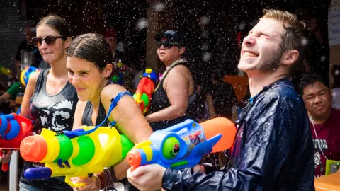 เปิดเนื้อเพลง รำวงเริงสงกรานต์ ฉบับภาษาอังกฤษ ไว้เตรียมร้องรับวันสงกรานต์ 2567