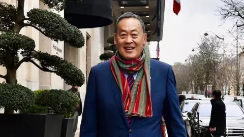 "เศรษฐา" โชว์ของดี ที่ฝรั่งเศส "ผลิตภัณฑ์กระจูด-ผ้าขาวม้า" จาก นราฯ-อุดรฯ