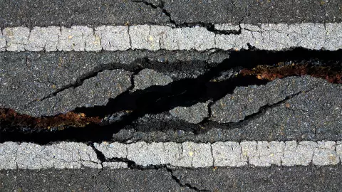 ถนนบ้านทุ่งใหญ่เส้นเข้าตลาด ชำรุดแตกร้าวตลอดทางหวั่นทรุดตัว วอนหน่วยงานแก้ไขด่วน