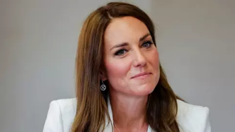 สื่อดังตบเท้าลบภาพเจ้าหญิงเคทรูปล่าสุดออกจากระบบ หลังมีกระแสเป็นภาพตัดต่อ