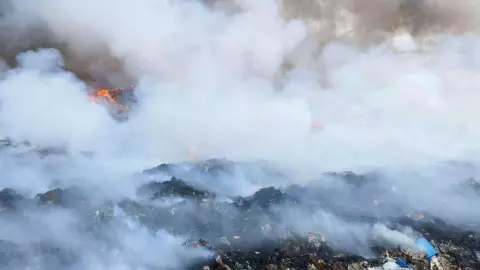 ระทึก ไฟไหม้บ่อขยะแพรกษา จนท.เร่งระดมรถเข้าฉีดน้ำ 1 ชม.จึงควบคุมได้ (คลิป)