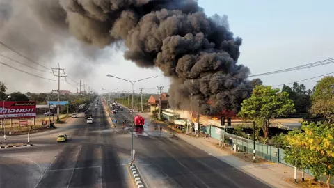 ชนไฟท่วม