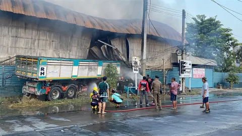 18 ล้อซิ่งชนโกดัง ย่างสดโชเฟอร์ ลามปุ๋ยเคมี-ไวน์ ฉีดสกัดกว่า 2 ชม.