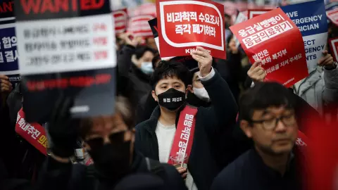 เกาหลีใต้เริ่มพักใบอนุญาตหมอประท้วงแล้ว 4,900 คน แต่ยังเปิดทางเจรจา