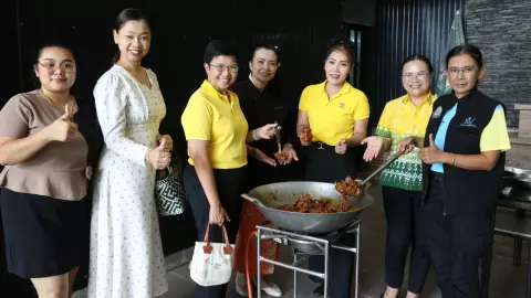 พาณิชย์พังงาชวนชิมเมนูเด็ด "ขาหมูฮ้องส้ม" ร้านเจ๊น้อง คำเดียวสัมผัสครบทุกรส 