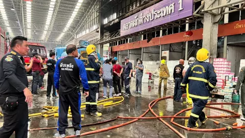 นาทีไฟปะทุ ไหม้ร้านขายผักต่างประเทศ ตลาดสี่มุมเมือง ด.ญ. 4 ขวบดับ 1 (คลิป) 
