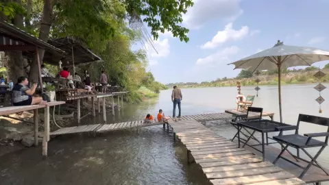 ร้านผัดไทยเจ๊ตุ้มฯ นักท่องเที่ยวกำลังนิยม วิวสวย นั่งชิลริมแม่น้ำแม่กลอง 