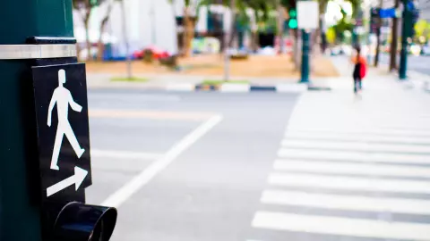 รณรงค์ยกมือข้ามถนนปลอดภัย ลดอุบัติเหตุบริเวณทางม้าลาย