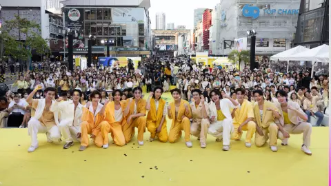 12 หนุ่ม BUS ทำสยามสแควร์แทบแตก แม้แดดร้อนแต่ก็พ่ายให้ความฮอตของหนุ่มๆ 