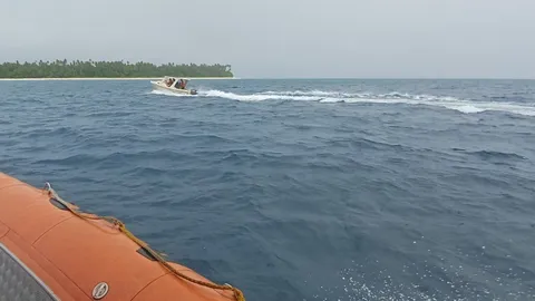 เรือประมงอินโดนีเซียล่ม 11 ชีวิตรอดตาย ลอยคอ 3 วัน สูญหายอีกเพียบ