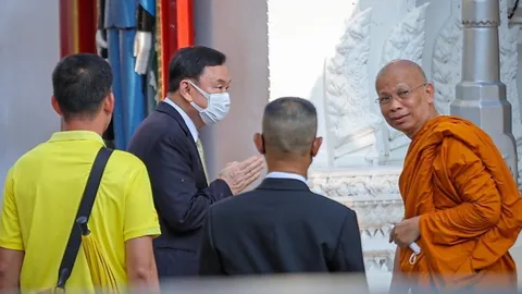 เปิดภาพ “ทักษิณ” ไร้เฝือกคอ เข้ากราบสมเด็จพระสังฆราช ก่อนไปเชียงใหม่วันนี้