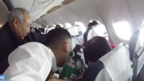 ระทึก เครื่องบินโดยสารจีนลงจอดฉุกเฉิน หลังเด็กชาย 7 ขวบปากม่วง